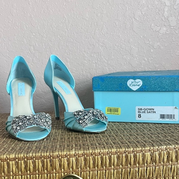 Blue by Betsy Johnson Satin Heels size 8 NWT - Picture 1 of 10
